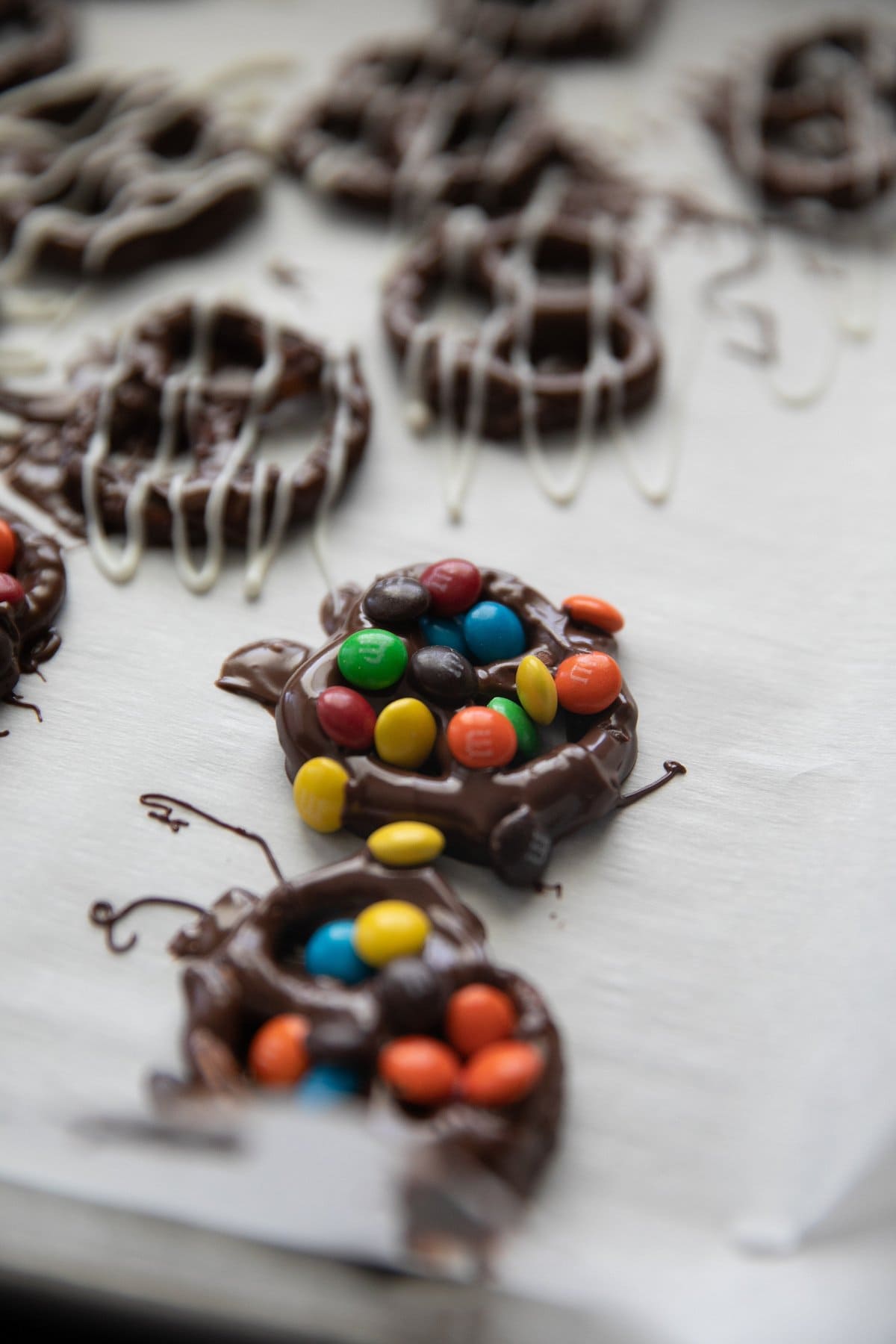 covering chocolate covered pretzels with M&M's